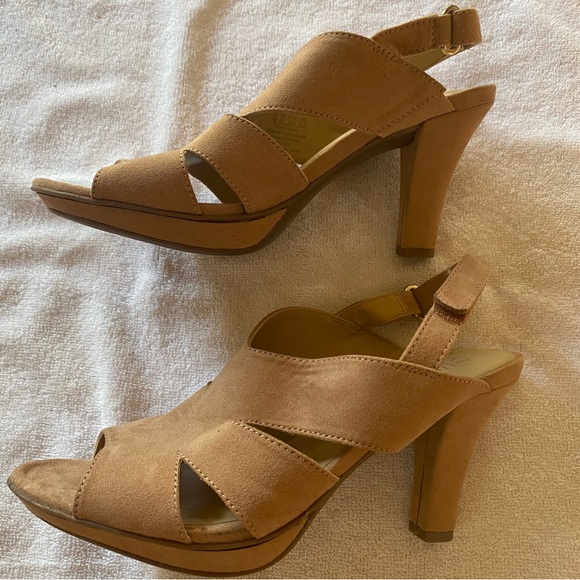 Naturalizer 3 inch heeled sandals. “Devin” tan/beige platform (narrow width). - Picture 5 of 9